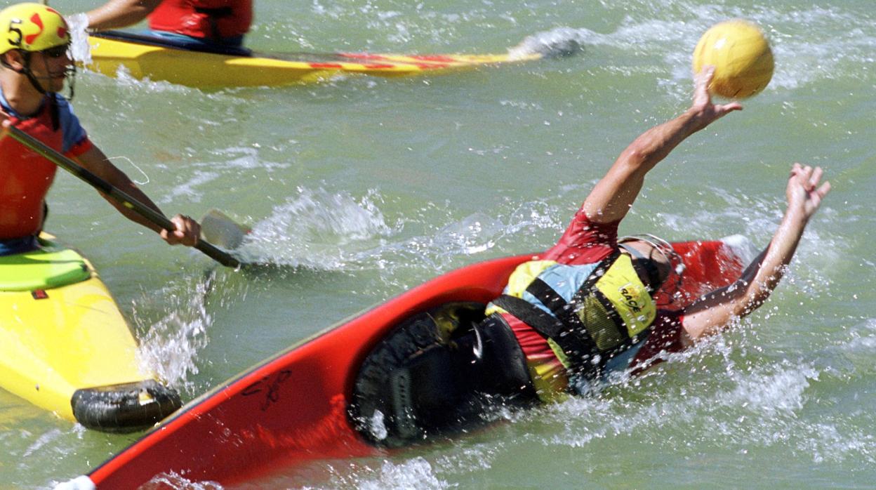 El kayak polo es una mezcla de piragüismo y waterpolo