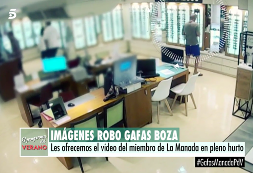 Boza, manipulando las gafas que robó.