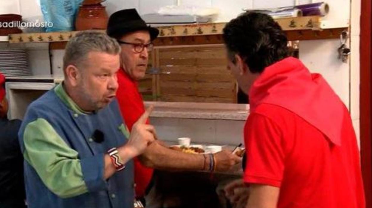 Alberto Chicote junto a Juanete en 'Pesadilla en la cocina'.