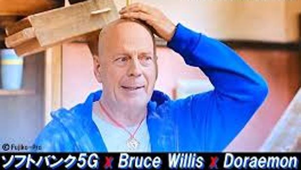 Bruce Willis interpreta a Doraemon, el gato cósmico, en un anuncio japonés