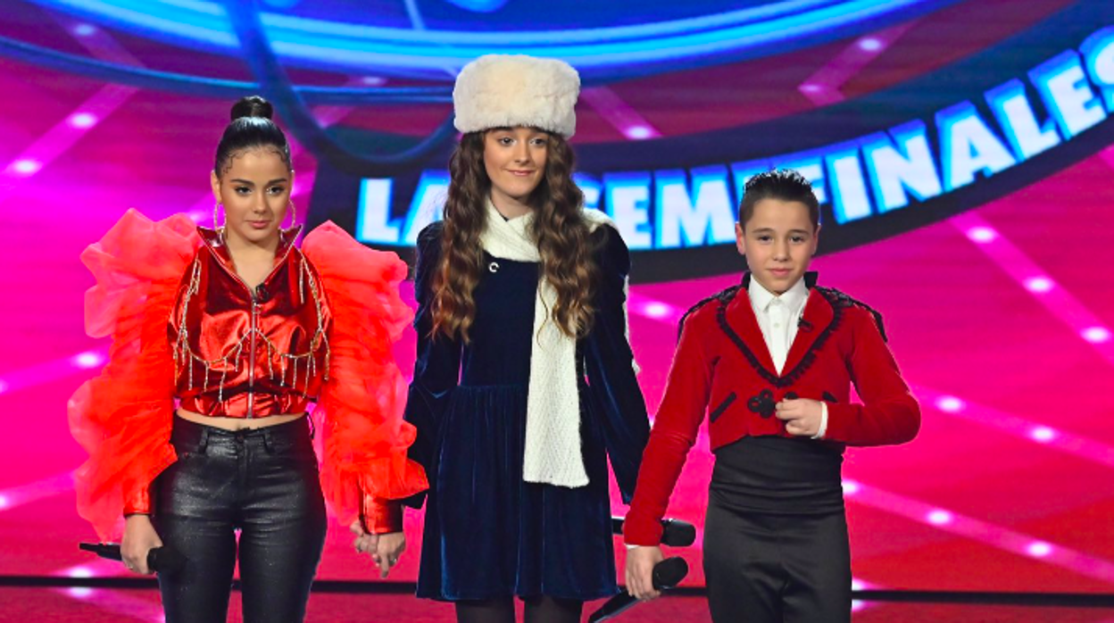 Natalia, flanqueada por Monserrat y Álex: finalistas de 'Idol Kids'.