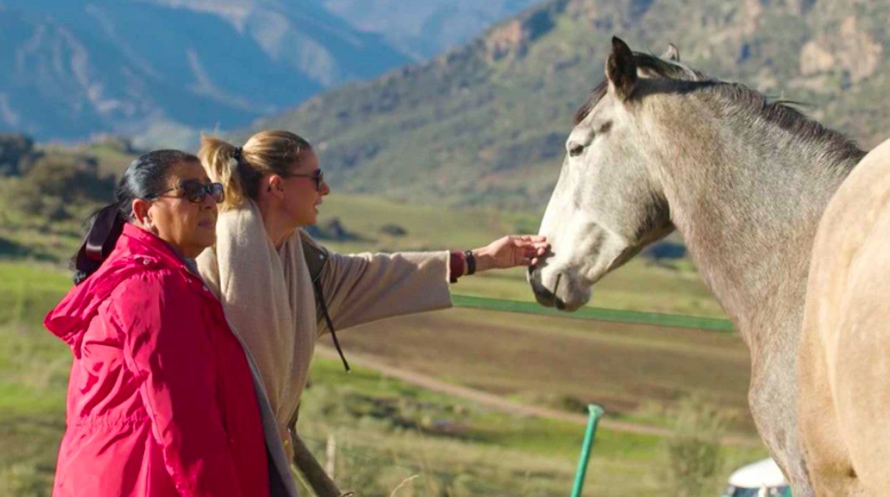 María del Monte y Anne Igartiburu, en la Sierra de Grazalema.