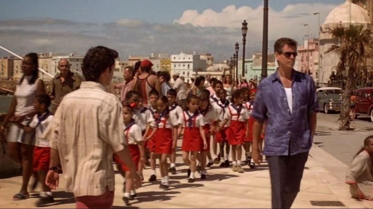 Pierce Brosnan, paseando por Cádiz en 'Muere otro día'.