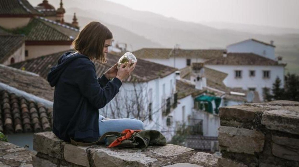 &#039;Feria&#039;, la serie de Netflix rodada en Zahara de la Sierra, ya tiene fecha de estreno y primeras imágenes