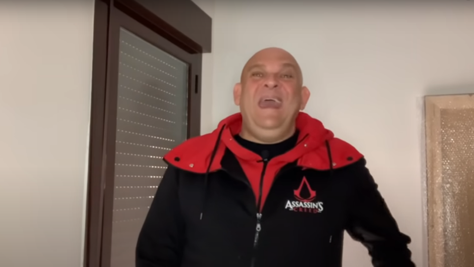 El melenudo, un peluquero y tres preguntas confusas: por El Comandante Lara