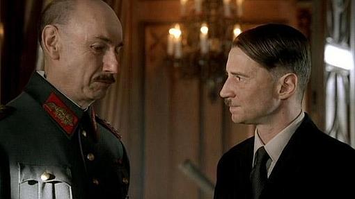 Robert Carlyle como Adolf Hitler