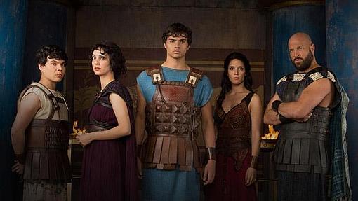 El reparto de «Olympus» y sus trajecitos 'típicos' de la época