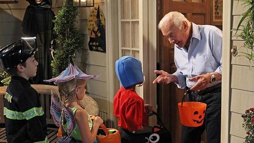 Buzz Aldrin repartiendo caramelos en The Big Bang Theory