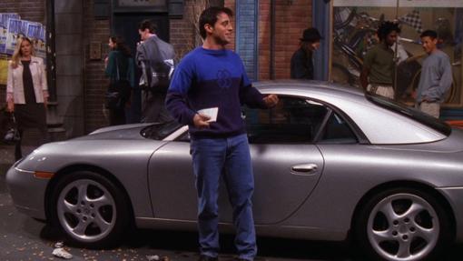 Joey antes de comprarse el uniforme de Porsche y perder su coche