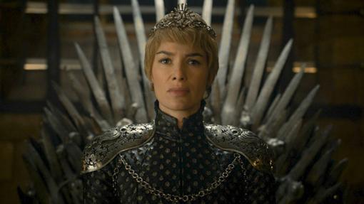 Cersei en el Trono de Hierro y con un atuendo muy Targaryen