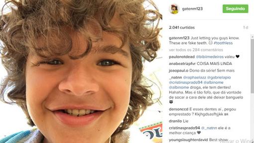 Gaten Matarazzo luciendo dientes