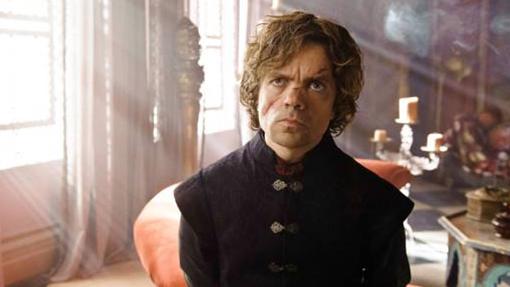 Tyrion oyendo atentamente lo que se cuenta por internet