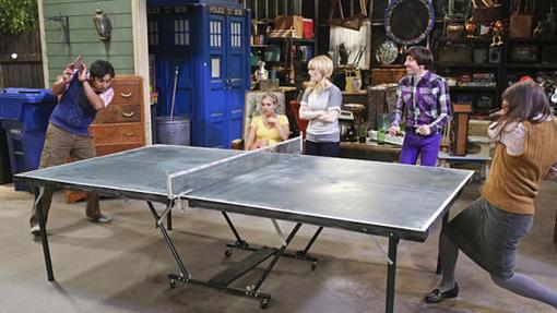 Raj y Amy jugando al Ping-pong