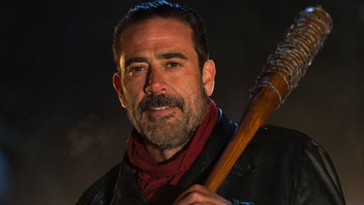 Negan a punto de sentenciar a muerte a uno de sus enemigos