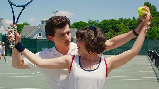 El protagonista de Red Oaks flirteando