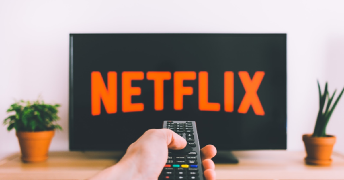 Netflix es solo una de las apuestas en plataformas online para pasar la cuarenten. Imagen de freestocks, Unsplash.