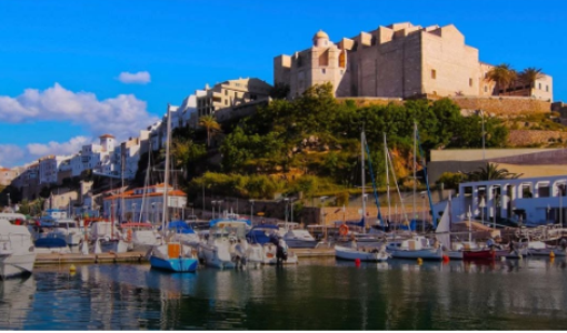 Pasear por el puerto de Mahón permite disfrutar de bellas vistas y la mejor gastronomía. / TURISMO ILLES BALEARS