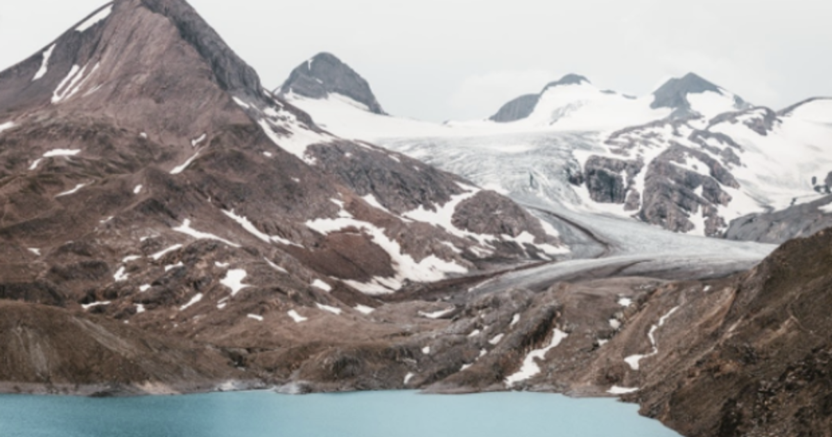 El deshielo en los glaciares y los polos es una de las consecuencias del cambio climático. / Martin Adams / Unplash