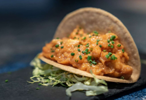 El taco dorado de tinga de salmón es uno de los platos que se puede encontrar en Mawey Taco Bar. / Just Eat