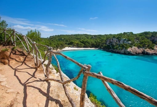 Cala Macarella es uno de los arenales más famosos de Menorca por su entorno natural. / Turismo Illes Balears / Instagram