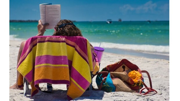 6 novelas perfectas para leer desde la hamaca de la playa