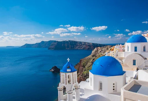 Las casas blancas y las cúpulas azules de Santorini ofrecen vistas espectaculares al Mar Mediterráneo. / Pixabay