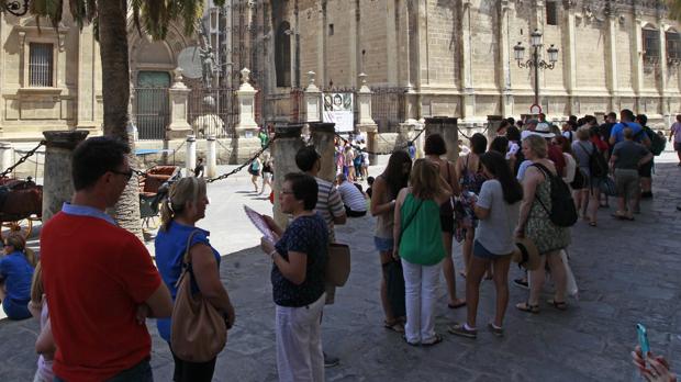 Tras anularse la visita de Obama a Sevilla, el entorno de la Catedral y el Alcázar recuperó las colas habituales