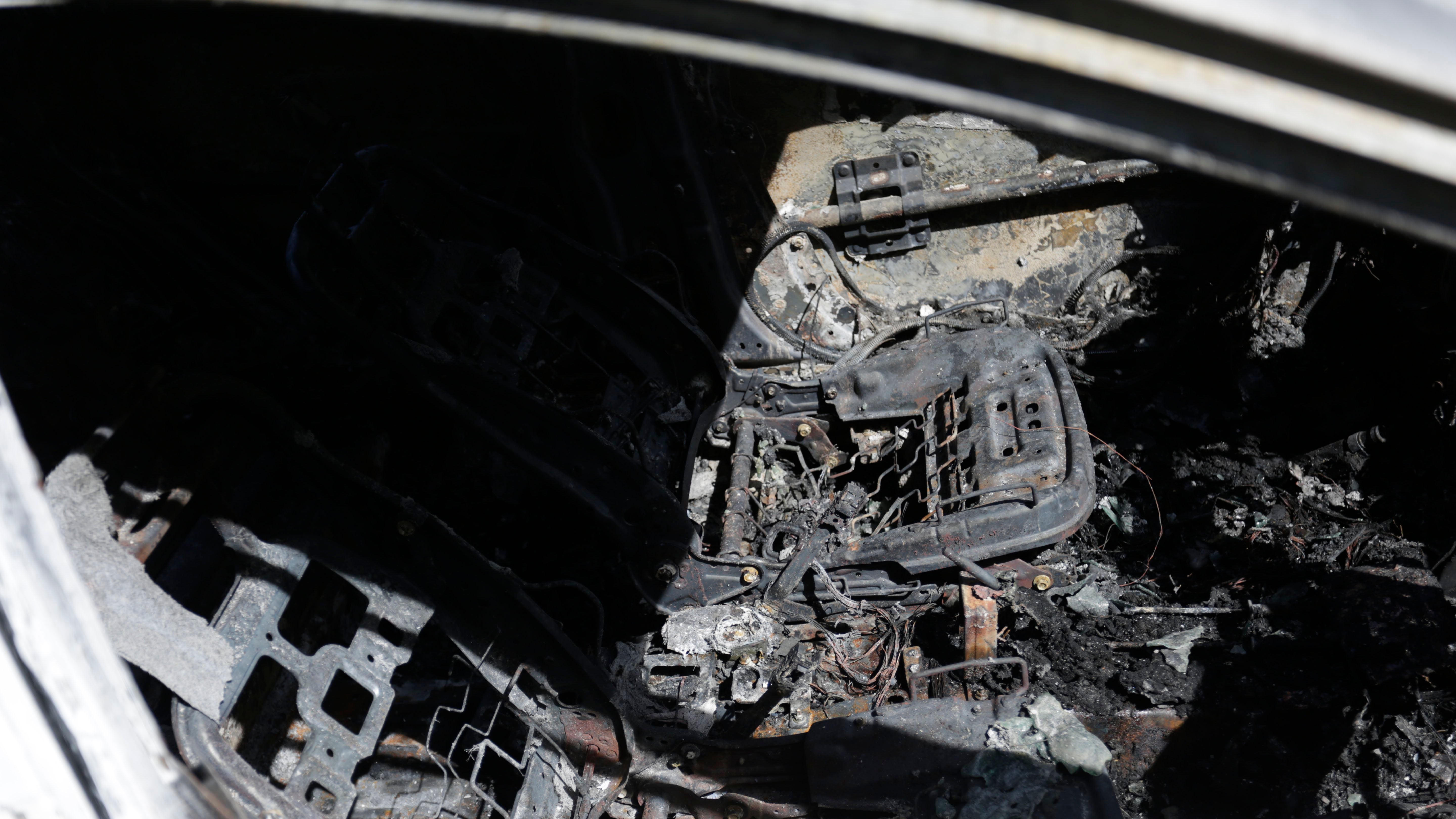 El interior de uno de los nueve coches de Cabify calcinados en Castilblanco de los Arroyos