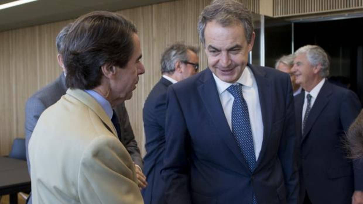 Los expresidentes Jose Maria Aznar y Jose Luis Rodriguez Zapatero se saludan en el Foro Vocento 15 años