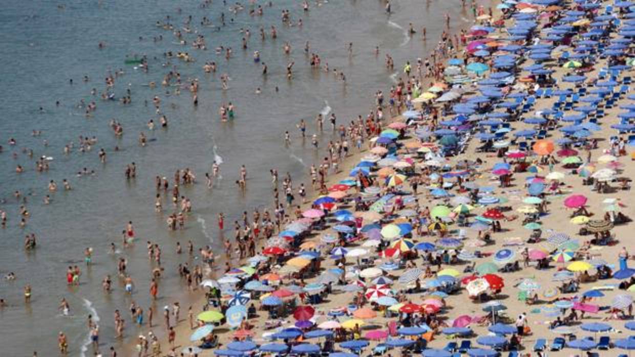 Imagen de archivo de la playa de Levante abarrotada de turistas en Benidorm