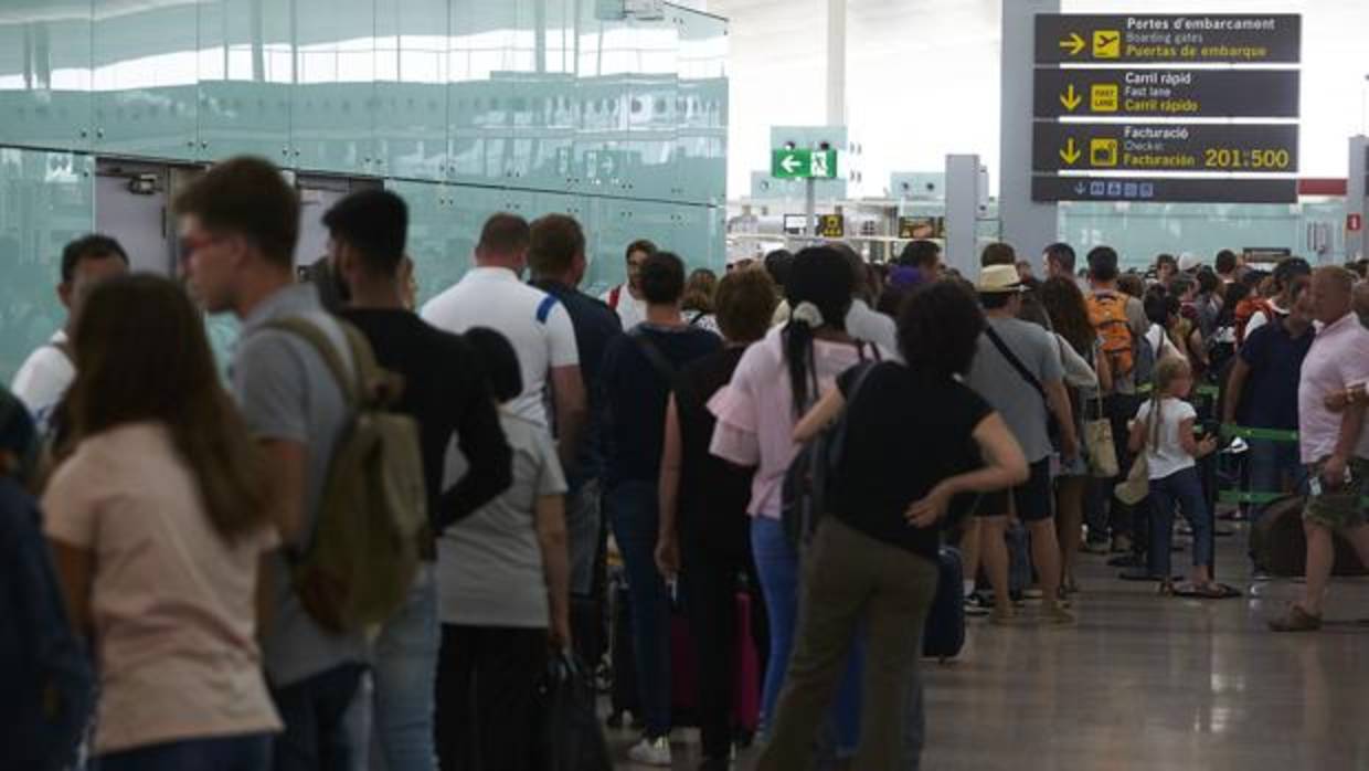 Las colas en los controles de seguridad han desbordado la terminal T1 del Aeropuerto de Barcelona-El Prat