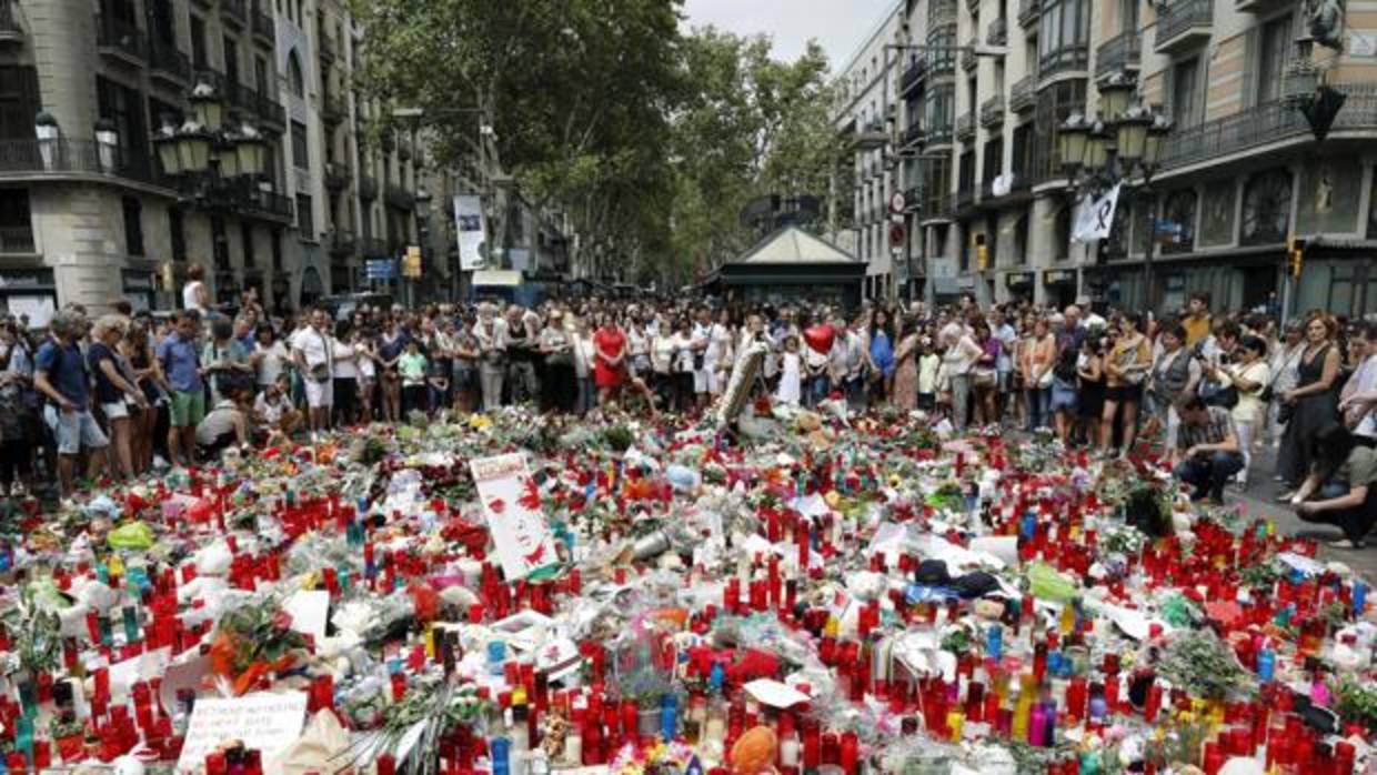 Uno de los puntos improvisados en Las Ramblas como homenaje de ciudadanos y turistas a las víctimas del ataque terrorista