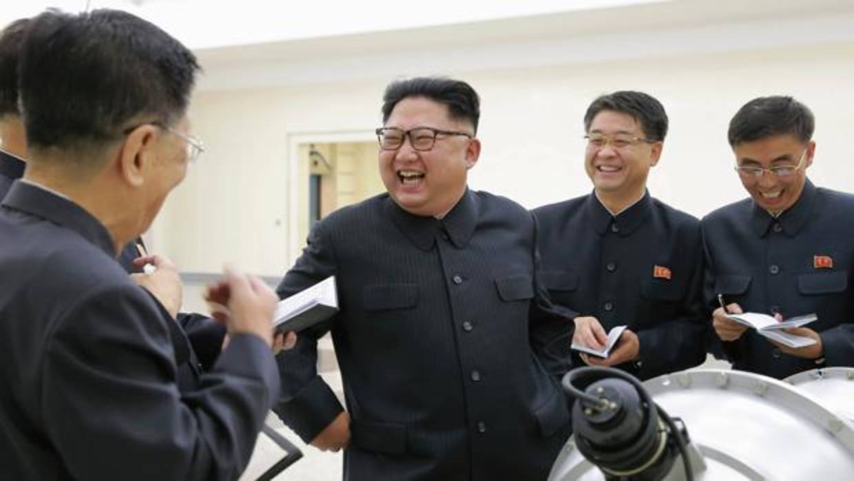 El dictador norcoreano, Kim Jong-un, sonrié ante su equipo de confianza