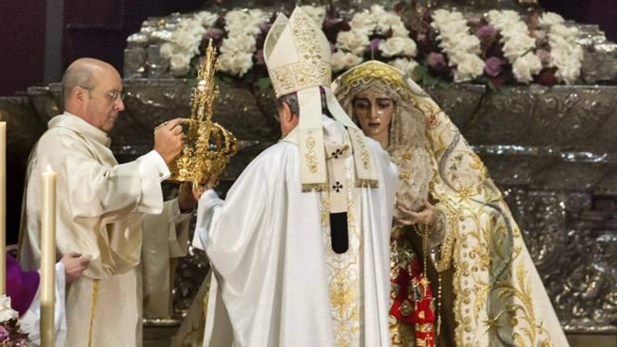 El arzobispo de Sevilla. Juan José Asenjo, impone la corona a la Virgen de la Salud