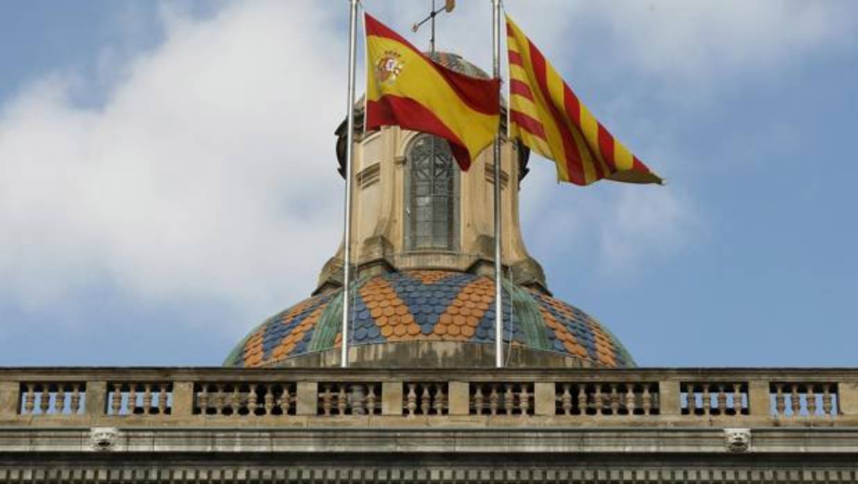 Las banderas española y catalana ondean ondean en la fachada del edificio de la Generalitat de Cataluña