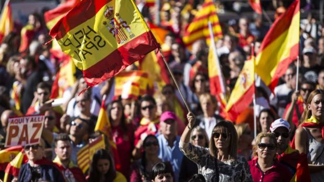 Manifestación a favor de la unidad de España en el Paseo de Gracia de Barcelona