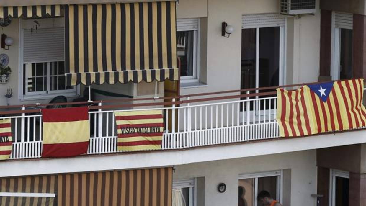 Banderas de Cataluña junto a una española y una «estelada (independentista)», adornan el balcón de un edificio en el centro de Barcelona, en una imagen de archivo