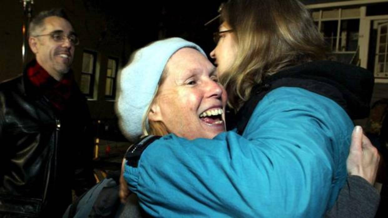 Dos mujeres se abrazan en señal de alegría.