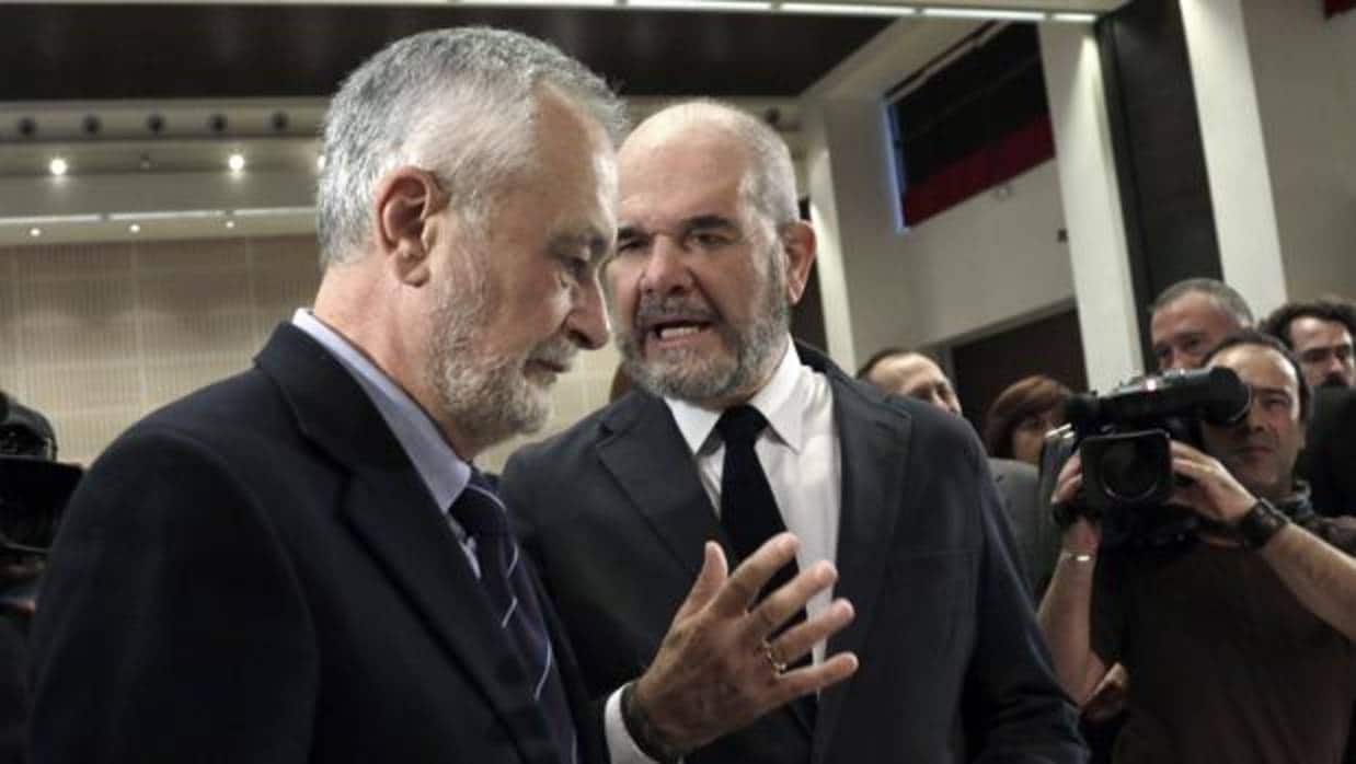 Los expresidentes de la Junta de Andalucía José Antonio Griñán y Manuel Chaves se sentarán en el banquillo el próximo miércoles