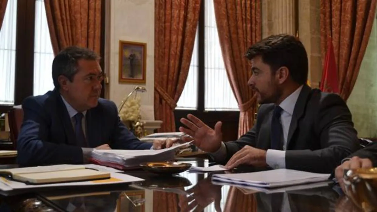 El alcalde, Juan Espadas, y el portavoz del PP, Beltrán Pérez, durante una de las últimas reuniones mantenidas en el Ayuntamiento