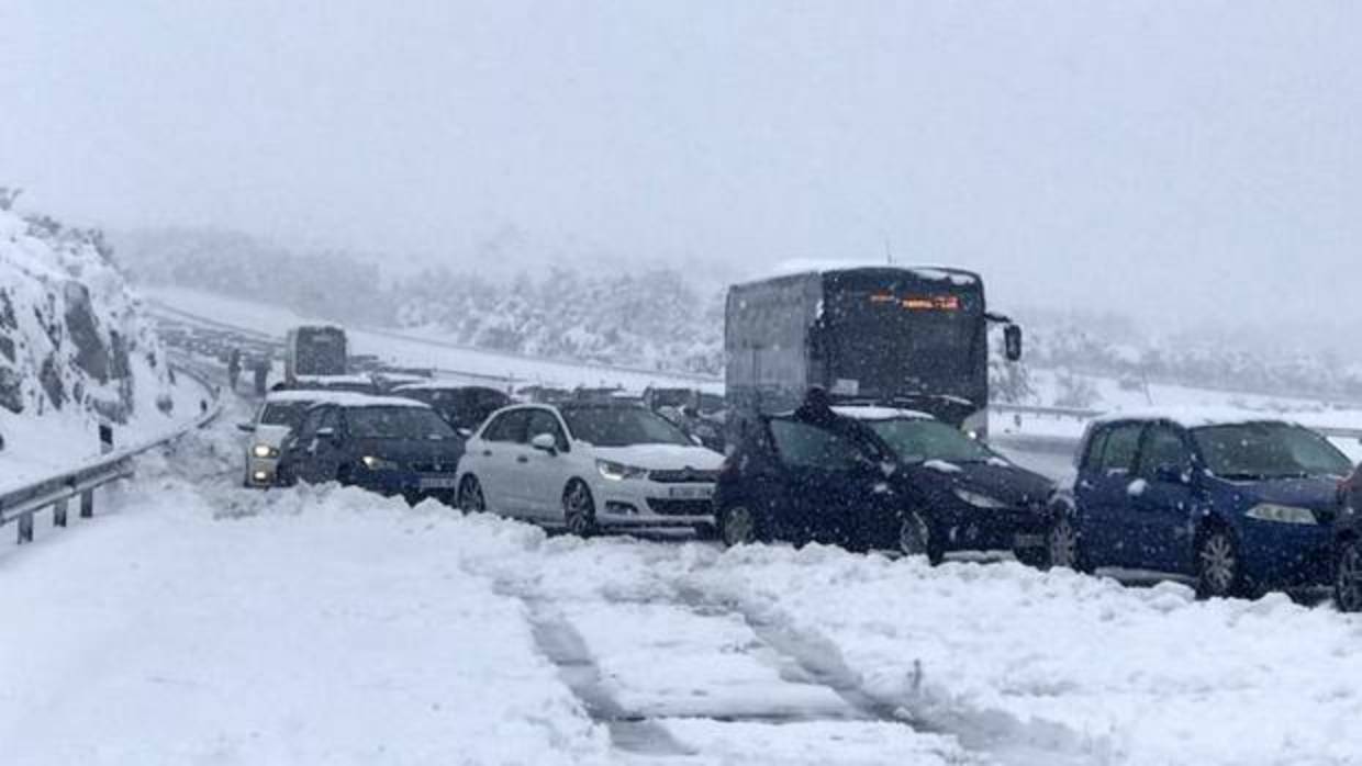 Imagen del colapso provocado en la AP-6 debido al fuerte temporal de nieve