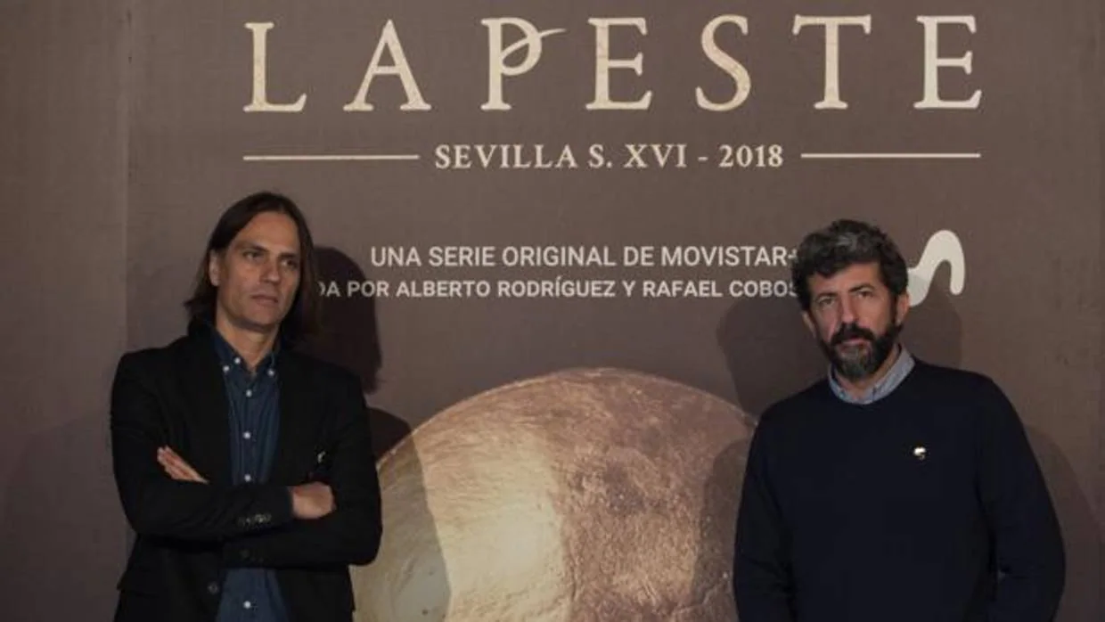 Rafael Cobos y Alberto Rodríguez, durante la presentación de «La peste»