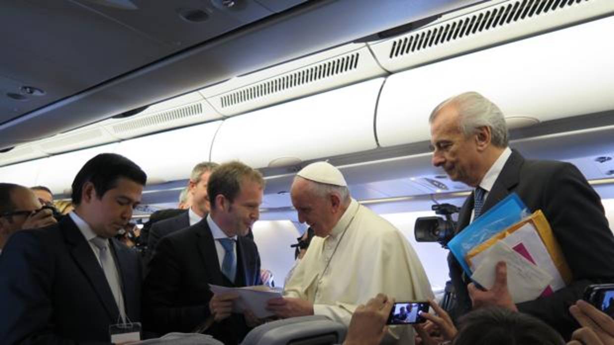 El Papa en el avión papal rumbo a Río de Janeiro