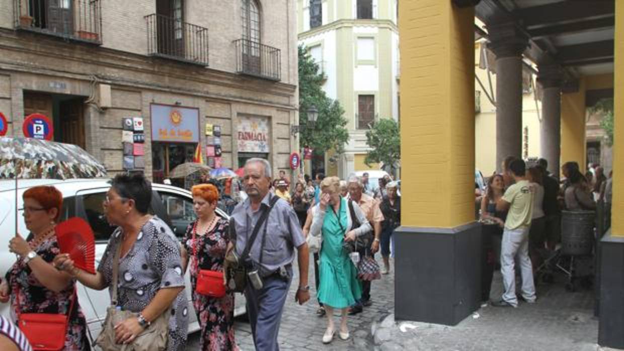 Turistas en la calle Mateos Gago