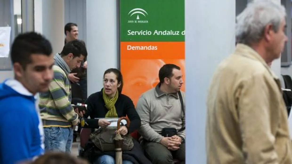 Varios demandantes de empleo esperan en una oficina del Servicio Andaluz en Dos Hermanas