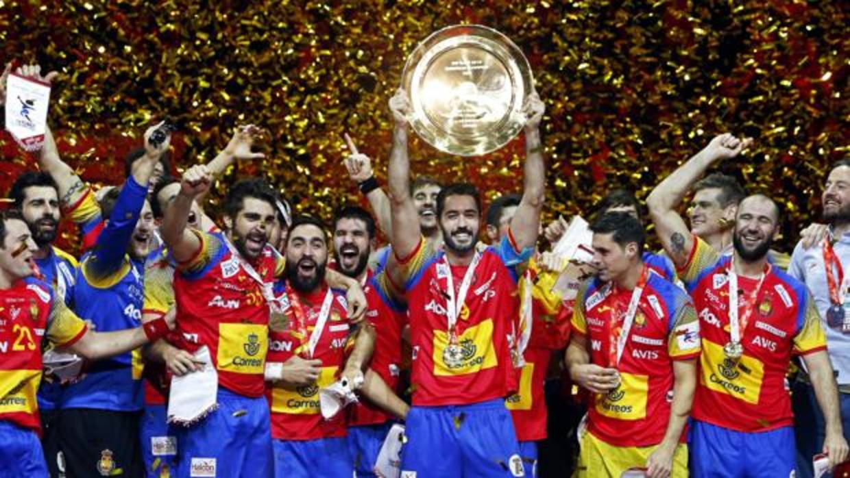 Los jugadores de la selección española de balonmano celebrando su victoria en el Europeo