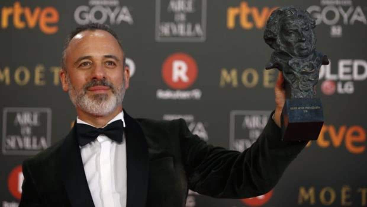 El actor Javier Gutiérrez celebra la consecución del Goya al mejor actor el pasado sábado