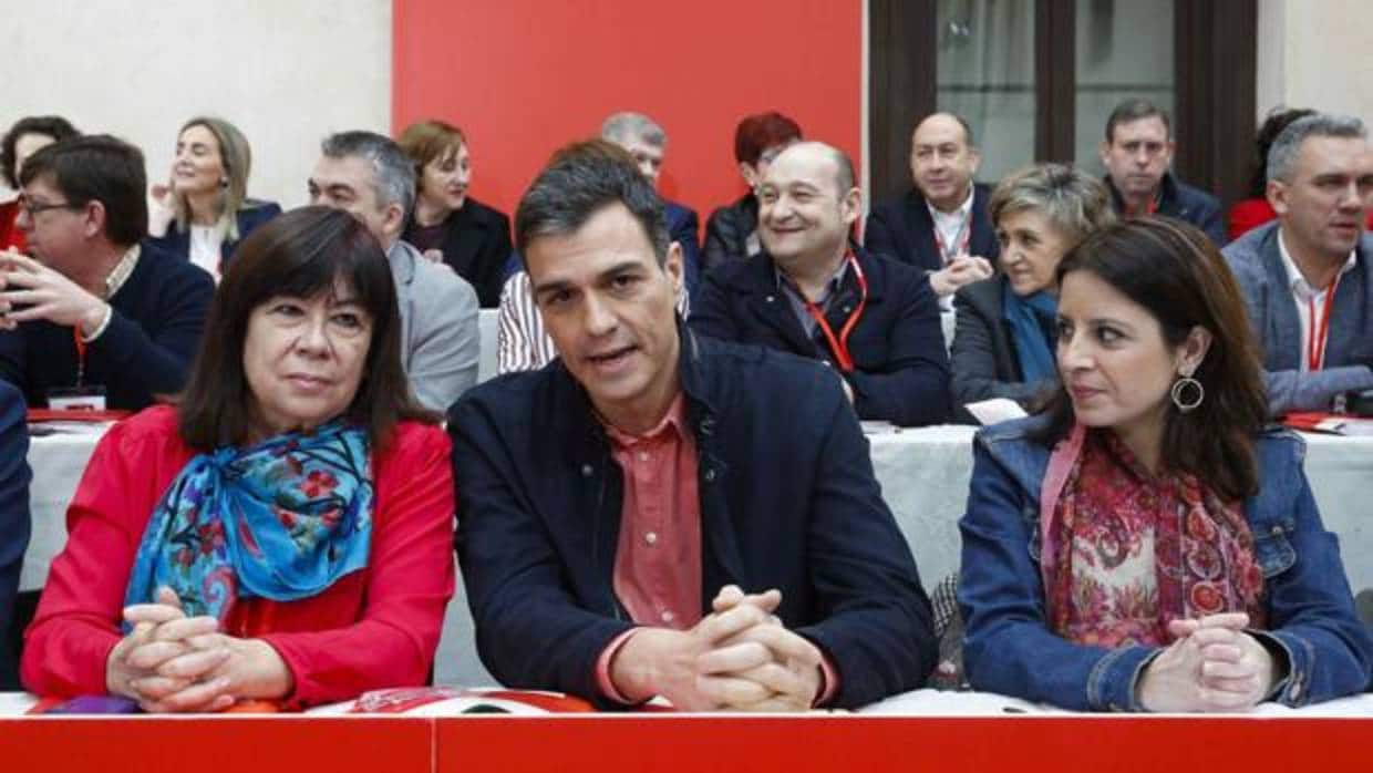 Pedro Sánchez, junto a Cristina Narbona y Adriana Lastra, durante la reunión del Comité Federal