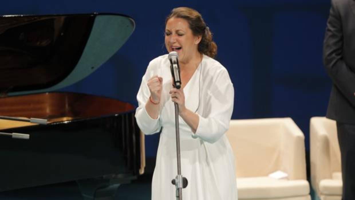 Niña Pastori cantando el pasado martes el himno de Andalucía en el Teatro de la Maestranza