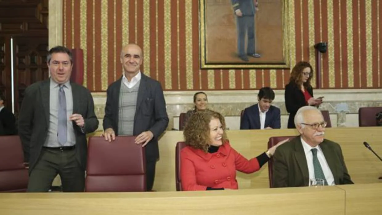 El alcalde, Juan Espadas, en un pleno junto a algunos de sus concejales